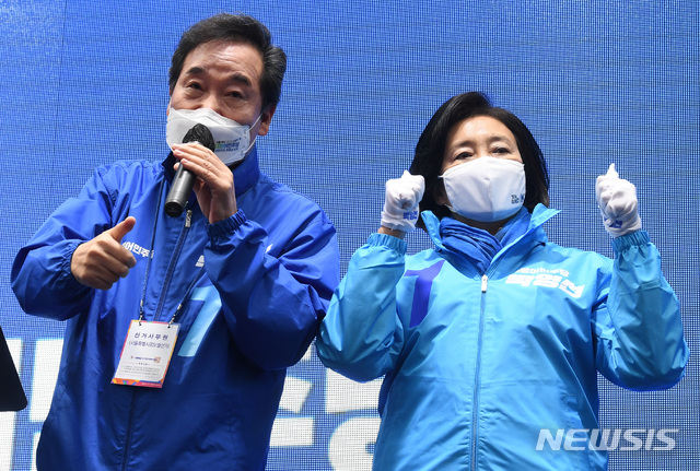 [서울=뉴시스]국회사진기자단 = 이낙연 더불어민주당 상임선대위원장(왼쪽)이 4일 오후 서울 노원구 롯데백화점 앞 광장에서 유세차에 올라 박영선 서울시장 후보의 지지를 호소하고 있다. 2021.04.04. photo@newsis.com