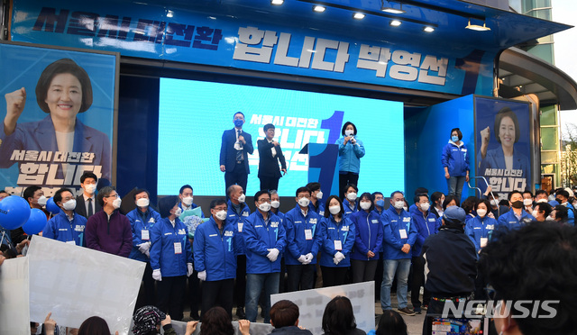 [서울=뉴시스]국회사진기자단 = 박영선 더불어민주당 서울시장 후보가 4일 오후 서울 노원구 롯데백화점 앞 광장에서 유세차에 올라 지지를 호소하고 있다. 2021.04.04. photo@newsis.com