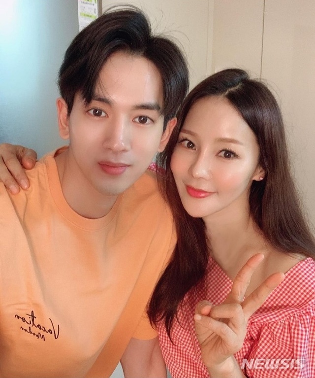 [서울=뉴시스]류필립과 미나. (사진=류필립 인스타그램 사진 캡처) 2021.04.05. photo@newsis.com