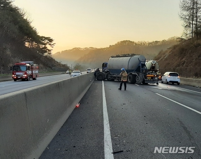 5일 오전 5시49분께 충북 제천시 금성면 중앙고속도로 하행선(북단양 방향) 제천터널 인근에서 A(48)씨가 몰던 25t 화물차가 중앙분리대를 들이받았다. (사진=제천소방서 제공) 2021.04.05. photo@newsis.com *재판매 및 DB 금지