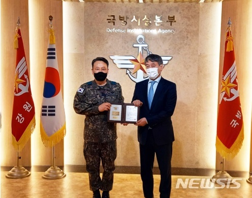 [서울=뉴시스] 요진건설산업 대표 최은상 부회장(오른쪽)과 국방시설본부장 정해성 소장(왼쪽)이 기념사진을 촬영하고 있다.