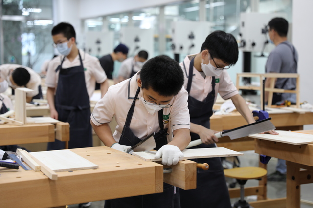 [안동=뉴시스] 구미에 있는 메이커교육관에서 목공 수업을 하고 있는 학생들. (사진=경북교육청 제공) 2021.04.05 *재판매 및 DB 금지