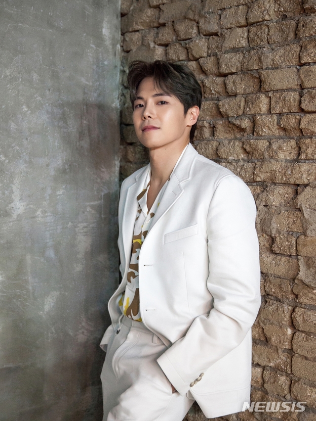 [서울=뉴시스]배우 박은석. (사진=후너스엔터테인먼트, 매거진 이즈 is 제공) 2021.04.05. photo@newsis.com