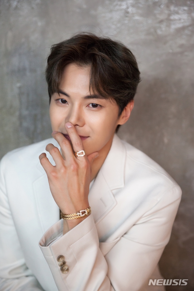 [서울=뉴시스]배우 박은석. (사진=후너스엔터테인먼트, 매거진 이즈 is 제공) 2021.04.05. photo@newsis.com