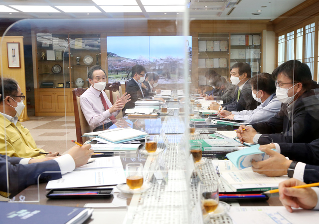 [전주=뉴시스] 5일 전북도청 회의실에서 송하진 도지사 주재로 열린 제20대 대선공약[국책사업]발굴 계획 보고회에 전북연구원 권혁남 원장, 연구위원, 도 실·국장 등 20여명이 참석하여 ‘대선공약 (국책사업) 발굴 추진단’ 운영계획과 추진방향을 설명하고 논의하고 있다.2021.04.05 photo@newsis.com   *재판매 및 DB 금지