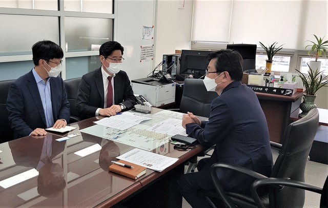 5일 장신상 횡성군수가 산업통상자원부를 방문해 '환경친화적 자동차의 요건 등에 관한 규정'에 대한 개정을 협의하고 있다. (사진=횡성군 제공) *재판매 및 DB 금지