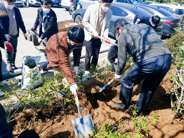 경남교육청, 식목일 맞아 수목 50그루 식재. *재판매 및 DB 금지