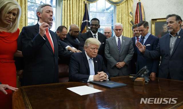 [AP/뉴시스] 2017년 백악관에서 트럼프 대통령과 종교 지도자들이 모여 기도하고 있다. 