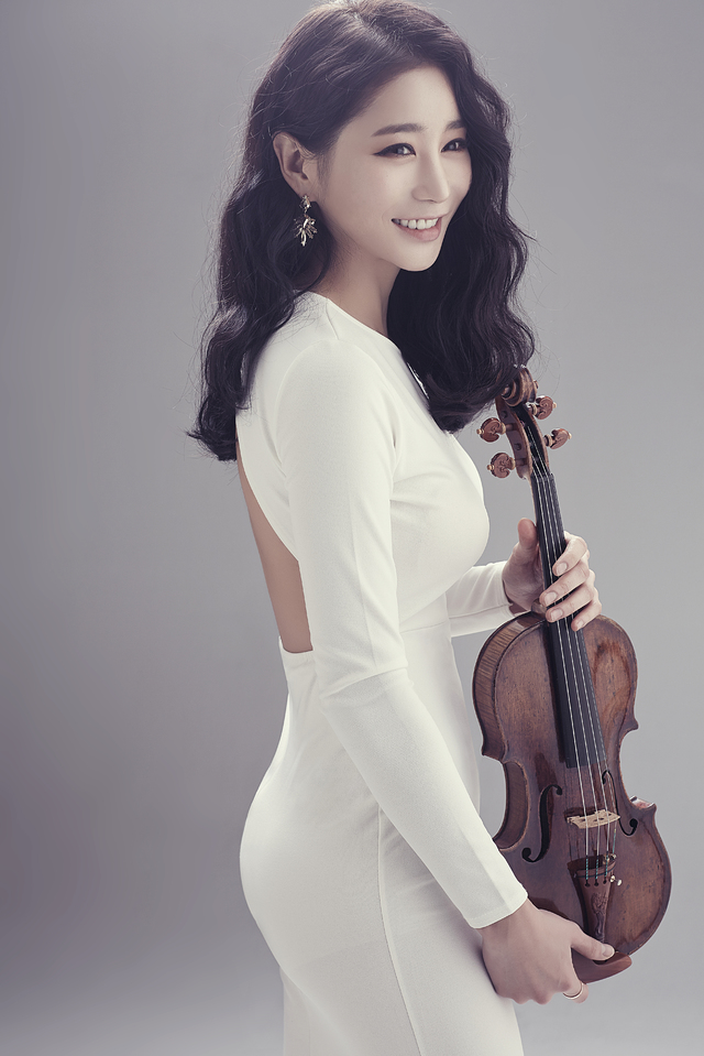 [서울=뉴시스] 바이올리니스트 신지아. 2021.04.06. (사진 = 크레디아·Sangwook Lee 제공) photo@newsis.com