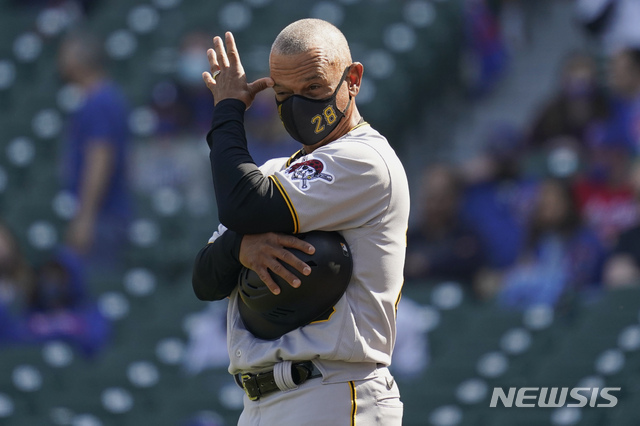 [시카고=AP/뉴시스] 조이 코라 코치가 지난 2021년 4월 5일 시카고 리글리필드에서 열린 피츠버그 파이리츠와 시카고 컵스의 경기에서 3루 주루코치로 선수들을 이끌고 있다. 조이 코라 코치는 올 시즌부터 뉴욕 메츠에서 활약한다. 2022.01.06.