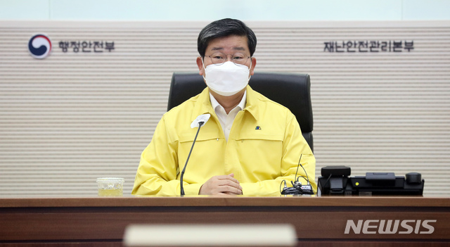 [세종=뉴시스]강종민 기자 = 전해철 중앙재난안전대책본부 2차장(행정안전부 장관)이 5일 오전 정부세종2청사 중앙안전재난상황실에서 열린 코로나19 대응 중대본 회의에서 모두발언을 하고 있다. 2021.04.05.&nbsp; ppkjm@newsis.com