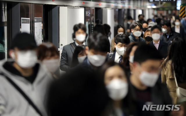 [서울=뉴시스]이윤청 기자 = 지난 4월5일 서울 중구 시청역에서 시민들이 마스크를 쓰고 출근하고 있다. 2021.04.05. radiohead@newsis.com