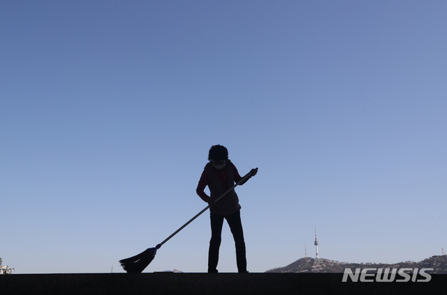 [서울=뉴시스]김병문 기자 = 미세먼지와 초미세먼지 농도가 '좋음' 수준을 보이는 지난 5일 오전 서울 용산구 국립중앙박물관에서 청소하는 직원 뒤로 파란 하늘이 보이고 있다. 2021.04.05. dadazon@newsis.com