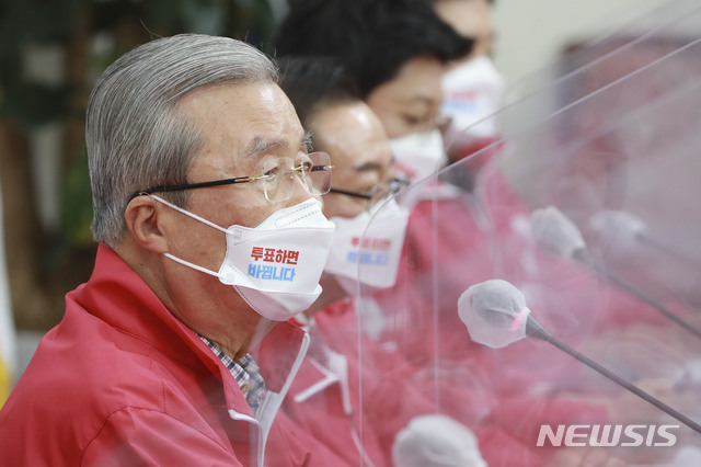 [서울=뉴시스]김진아 기자 = 김종인 국민의힘 비상대책위원장 이 5일 오전 서울 여의도 국회에서 열린 중앙선거대책위원회의에서 발언을 하고 있다. (공동취재사진) 2021.04.05. photo@newsis.com