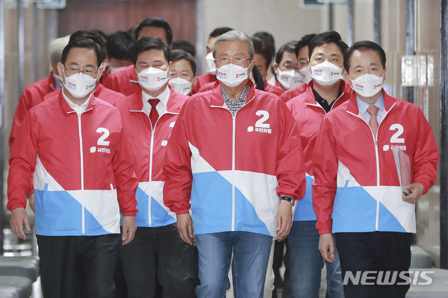 [서울=뉴시스]김진아 기자 = 국민의힘 김종인 비상대책위원장과 주호영 원내대표가 5일 오전 서울 여의도 국회에서 열린 중앙선거대책위원회의에 참석하고 있다. (공동취재사진) 2021.04.05. photo@newsis.com