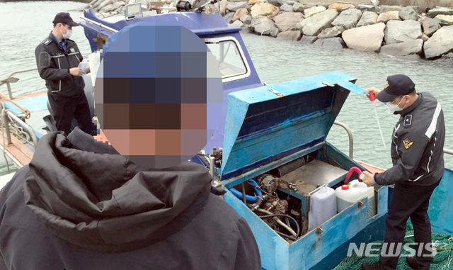 [장흥=뉴시스]=전남 완도해양경찰서는 5일 등록되지 않은 선박을 운항한 혐의(수산자원관리법·면세유부정사용 등)로 A(54)씨를 입건해 조사 중이다고 밝혔다. (사진=완도해양경찰서 제공). 2021.04.05. photo@newsis.com *재판매 및 DB 금지