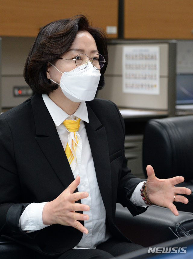 [전주=뉴시스] 김얼 기자 = 최영심 전북도의회 의원이 5일 전북 전주시 전북도의회 기자실에서 부동산 투기 대책 기자간담회를 열고 질의에 답변하고 있다. 2021.04.05. pmkeul@newsis.com