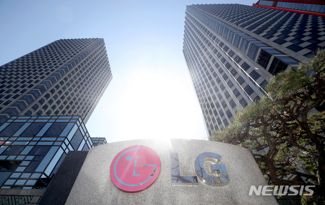 [서울=뉴시스]김병문 기자 = LG전자가 적자를 내던 스마트폰 사업부 철수를 확정한 5일 오전 서울 영등포구 LG트윈타워가 보이고 있다. 2021.04.05. dadazon@newsis.com
