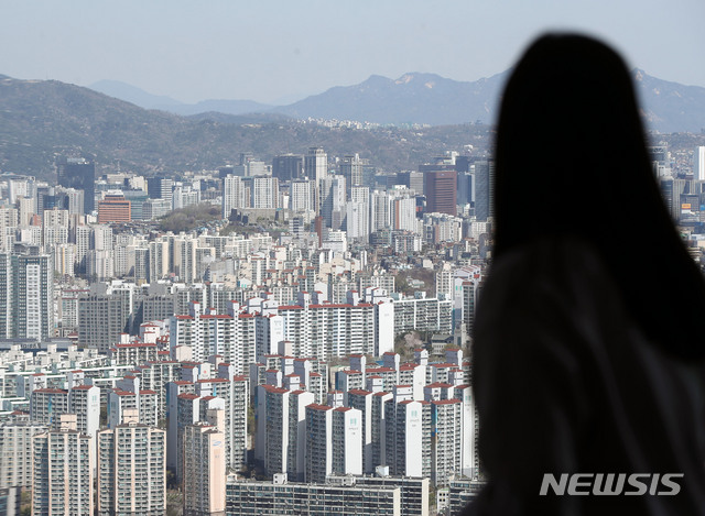 [서울=뉴시스]박주성 기자 = 서울과 수도권 집값 상승세가 주춤하고 있는 가운데 5일 오전 서울 영등포구 63아트 전망대에서 바라본 서울시내에 아파트들이 보이고 있다. 한국부동산원이 발표한 '3월 전국 주택 가격동향 조사' 결과에 따르면, 지난달 서울의 주택 종합(아파트·단독·연립주택 포함) 매매가격은 0.38% 올라 전월(0.51%)보다 상승 폭이 둔화했다. 2021.04.05. park7691@newsis.com