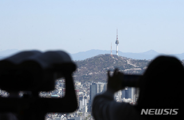 [서울=뉴시스]박주성 기자 = 미세먼지와 초미세먼지 농도가 '좋음' 수준을 나타낸 지난 5일 오전 서울 영등포구 63아트 전망대에서 바라본 서울하늘이 파랗다. 2021.04.05. park7691@newsis.com