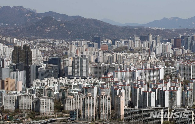 [서울=뉴시스]박주성 기자 = 서울 영등포구 63아트 전망대에서 바라본 서울시내에 아파트. 2021.04.05. park7691@newsis.com