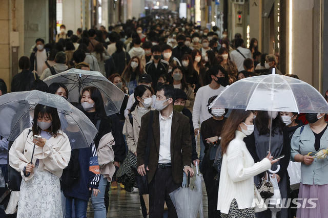 [오사카=AP/뉴시스]5일 일본 오사카에서 코로나19 확산을 막기 위해 마스크를 쓴 사람들이 길을 걸어가고 있다. 도쿄올림픽을 4개월도 남겨두지 않은 시점에서 코로나19가 빠르게 확산하는 오사카부와 효고현, 미야기현 등 3개 지방자치단체에 '중점조치'가 시작됐다. 2021.04.05.