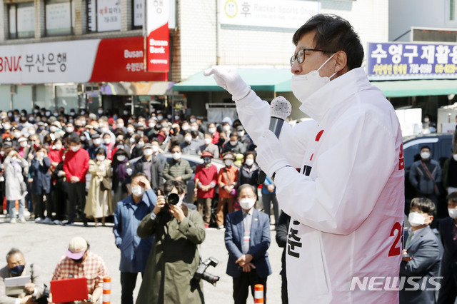 [부산=뉴시스]최동준 기자 = 국민의힘 박형준 부산시장 후보가 5일 부산 수영구 아파트단지 앞에서  유세를 열고 지지를 호소하고 있다. 2021.04.05. photocdj@newsis.com