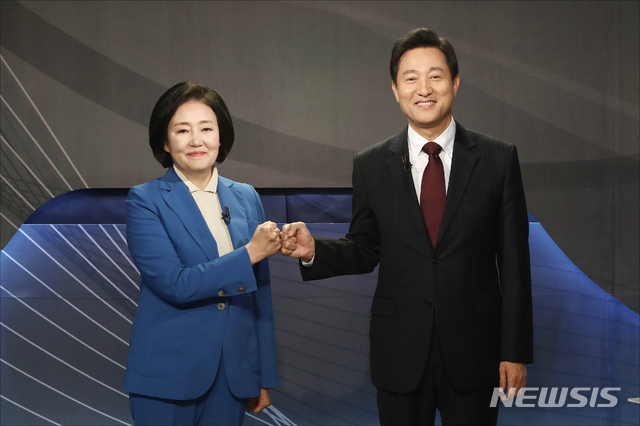 [서울=뉴시스]국회사진기자단 = 박영선 더불어민주당 서울시장 후보와 오세훈 국민의힘 서울시장 후보가 5일 오후 서울 양천구 예총회관에서 열린 한국방송기자클럽 초청 서울시장 보궐선거 후보자 토론회 시작 전 포즈를 취하고 있다. 2021.04.05. photo@newsis.com
