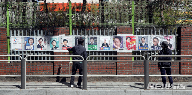 [서울=뉴시스]김병문 기자 = 4.7 재보궐선거를 2일 앞둔 5일 오후 서울 영등포구 한 초등학교 담벼락에 서울시장 후보자들의 선거 벽보가 첩부돼 있다. 2021.04.05. dadazon@newsis.com