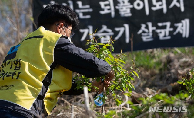 [서울=뉴시스]김형수 기자 = 가습기살균제 피해자 유가족인 조병렬씨가 5일 오후 서울 마포구 노을공원 내 가습기살균제 피해자 추모의 숲에서 나무를 심고 이름표를 달고 있다. 이후 석면피해자를 위한 추모의숲 조성과 함께 매년 서너차례 피해자들과 함께 나무를 심고 희생자를 추모해왔다. (공동취재사진) 2021.04.05. photo@newsis.com