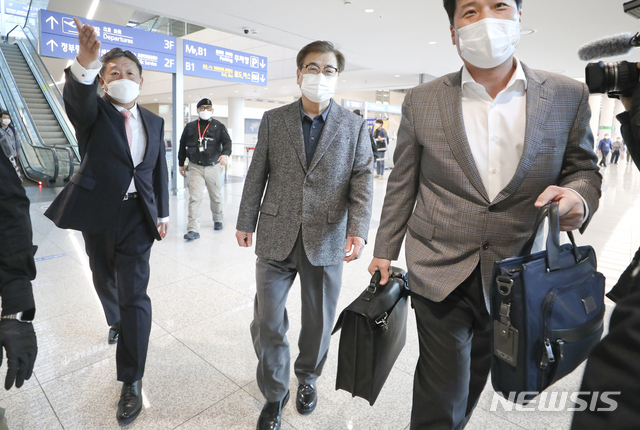 [인천공항=뉴시스]최진석 기자 = 미국에서 열린 한·미·일 안보실장 회의 참석을 마친 서훈 청와대 국가안보실장이 5일 오후 인천국제공항 제2터미널을 통해 귀국하고 있다. 2021.04.05. myjs@newis.com