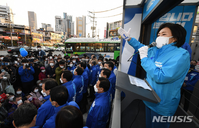 [서울=뉴시스]국회사진기자단 = 박영선 더불어민주당 서울시장 후보가 5일 오후 서울 관악구 신림역 사거리에서 집중유세를 하고 있다. 2021.04.05. photo@newsis.com