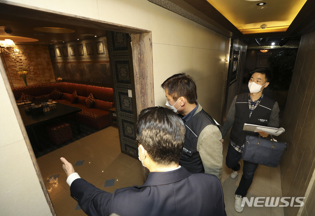 [서울=뉴시스]최진석 기자 = 서울시 점검반이 5일 오후 서울 강남구 역삼동 일대의 유흥업소를 방문해 유흥시설 코로나19 방역수칙 등을 점검하고 있다. 이날 점검반은 역삼동 일대 유흥업소를 방문해 마스크 착용 여부와 QR코드 의무화, 환기대장, 소독대장, 종사자 건강대장 관리 상태 등을 점검했다. 2021.04.05. myjs@newis.com