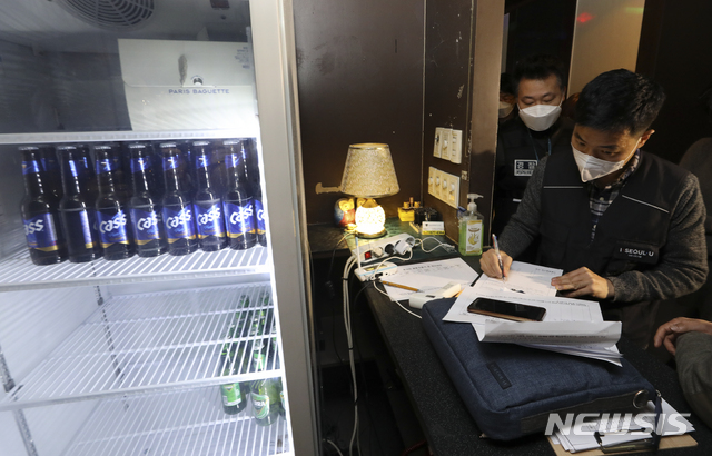 [서울=뉴시스]최진석 기자 = 서울시와 경찰, 질병관리청 수도권 질병대응센터 담당자들이 5일 오후 서울 강남구 역삼동 일대의 유흥업소를 방문해 유흥시설 코로나19 방역수칙 등을 점검하며 위반사항을 적발하고 있다. 이날 점검반은 역삼동 일대 유흥업소를 방문해 마스크 착용 여부와 QR코드 의무화, 환기대장, 소독대장, 종사자 건강대장 관리 상태 등을 점검했다. 2021.04.05. myjs@newis.com