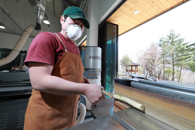 가로수 전지작업에서 배출된 나뭇가지를 등산용 지팡이로 가공하고 있다 (사진=예천군 제공) *재판매 및 DB 금지