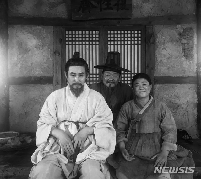[서울=뉴시스] 영화 '자산어보' 흑백 현장사진 (사진 = 메가박스중앙플러스엠 제공) 2021.04.06 photo@newsis.com