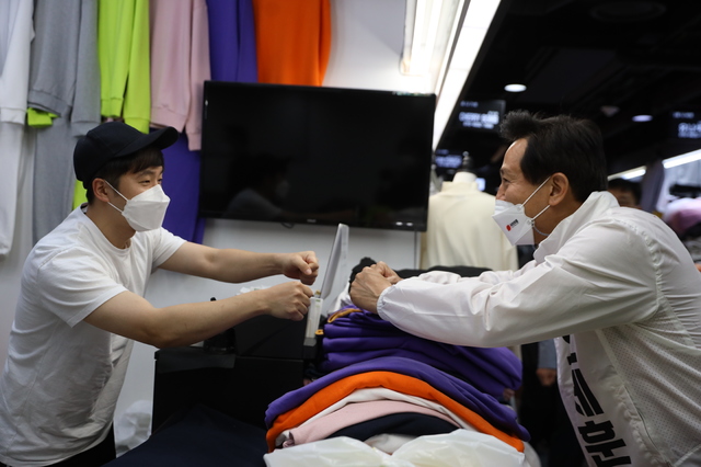 [서울=뉴시스]김성진 기자 = 오세훈 국민의힘 서울시장 후보가 6일 4·7 보궐선거 선거운동 마지막 일정으로 서울 중구 남평화상가를 방문했다. 2020.04.06. (사진=국민의힘 중앙선거대책위원회 제공) photo@newsis.com *재판매 및 DB 금지