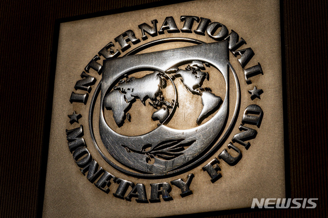 [워싱턴=AP/뉴시스] 지난 4월5일(현지시간) 미국 워싱턴DC 국제통화기금(IMF) 청사에서 촬영한 IMF 로고. 2021.07.28.