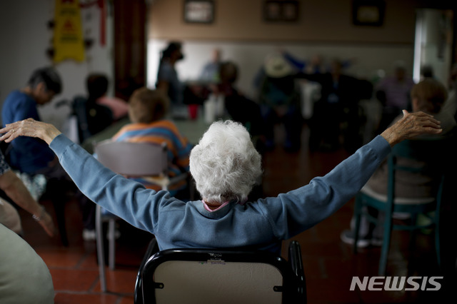 [탄딜=AP/뉴시스]5일(현지시간) 아르헨티나 부에노스아이레스주 탄딜에 있는 한 노인 요양원에서 입주 노인들이 운동 강좌에 참석하고 있다. 이곳 노인들은 코로나19로 가족과의 신체 접촉과 요양원을 떠나는 것이 금지돼 있으며 시설 내에서 활발하게 그룹 활동에 참여하고 있다. 2021.04.06.