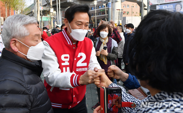 [서울=뉴시스]국회사진기자단 = 오세훈 국민의힘 서울시장 후보가 4.7 재보궐선거 공식 선거운동 마지막 날인 6일 오전 서울 광진구 자양사거리에서 열린 출근 유세에서 시민들과 인사하고 있다. 2021.04.06. photo@newsis.com
