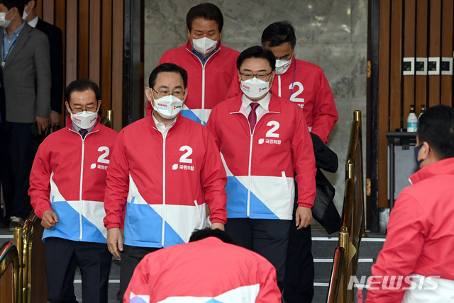 [서울=뉴시스]김진아 기자 = 주호영 국민의힘 원내대표가 6일 오전 서울 여의도 국회에서 열린 국민의힘 원내대책회의에 참석하고 있다. (공동취재사진) 2021.04.06. photo@newsis.com