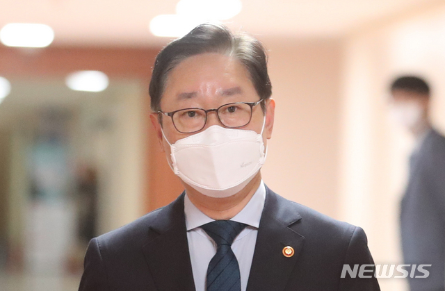 [서울=뉴시스]김명원 기자 = 박범계 법무부 장관이 지난 6일 오전 서울 종로구 정부서울청사에서 영상으로 열린 국무회의에 참석하고 있다.  2021.04.06. kmx1105@newsis.com