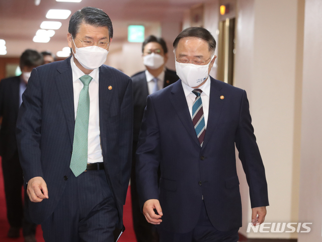 [서울=뉴시스]김명원 기자 = 홍남기 경제부총리 겸 기획재정부 장관과 은성수 금융위원장이 6일 오전 서울 종로구 정부서울청사에서 영상으로 열린 국무회의에 참석하고 있다. 2021.04.06. kmx1105@newsis.com