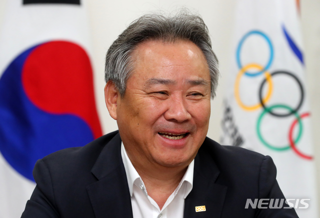 [서울=뉴시스]배훈식 기자 = 이기흥 대한체육회장이 6일 오전 서울 송파구 대한체육회 회장실에서 뉴시스와 인터뷰하며 밝게 웃고 있다. 2021.04.06. dahora83@newsis.com