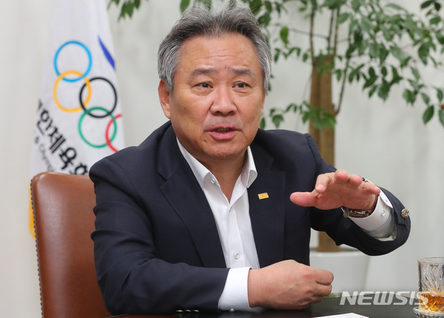 [서울=뉴시스]배훈식 기자 = 이기흥 대한체육회장이 6일 오전 서울 송파구 대한체육회 회장실에서 뉴시스와 인터뷰하고 있다. 2021.04.06. dahora83@newsis.com