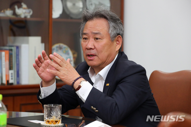 [서울=뉴시스]배훈식 기자 = 이기흥 대한체육회장이 6일 오전 서울 송파구 대한체육회 회장실에서 뉴시스와 인터뷰하고 있다. 2021.04.06. dahora83@newsis.com