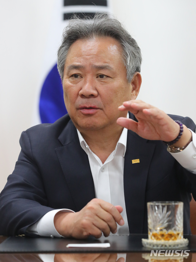 [서울=뉴시스]배훈식 기자 = 이기흥 대한체육회장이 6일 오전 서울 송파구 대한체육회 회장실에서 뉴시스와 인터뷰하고 있다. 2021.04.06. dahora83@newsis.com