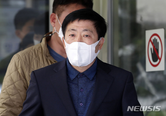 [서울=뉴시스]홍효식 기자 = 박상학 자유북한운동연합 대표가 지난달 6일 오전 서울 서초구 서울중앙지법에서 열린 '미허가 기부금 모집' 관련 1차 공판을 마친 뒤 나서고 있다. 2021.04.06. yesphoto@newsis.com