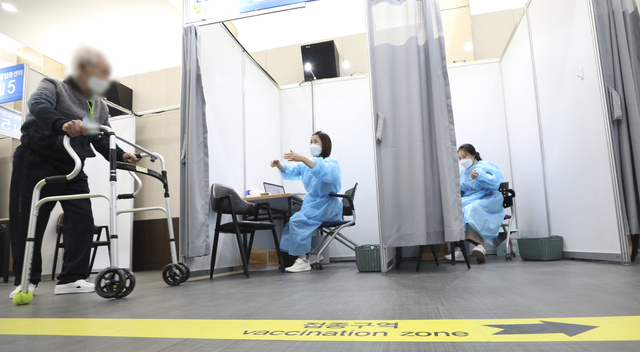 [서울=뉴시스]최진석 기자 = 6일 오전 서울 성북구청 코로나19 예방접종센터를 찾은 시민이 백신 예방접종을 위해 접종실로 들어가고 있다. 2021.04.06. myjs@newsis.com