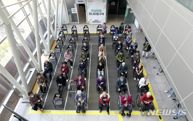 [서울=뉴시스]최진석 기자 = 6일 오전 서울 성북구청 코로나19 예방접종센터를 찾은 시민들이 백신 예방접종을 마친 뒤 이상반응 모니터링구역에서 대하고 있다. 이날 서울시에 따르면 서울 지역 코로나19 백신 접종 인원은 15만6000명으로 서울시 목표인원 대비 2.6% 정도가 접종한 것으로 나타났다. 2021.04.06. myjs@newsis.com